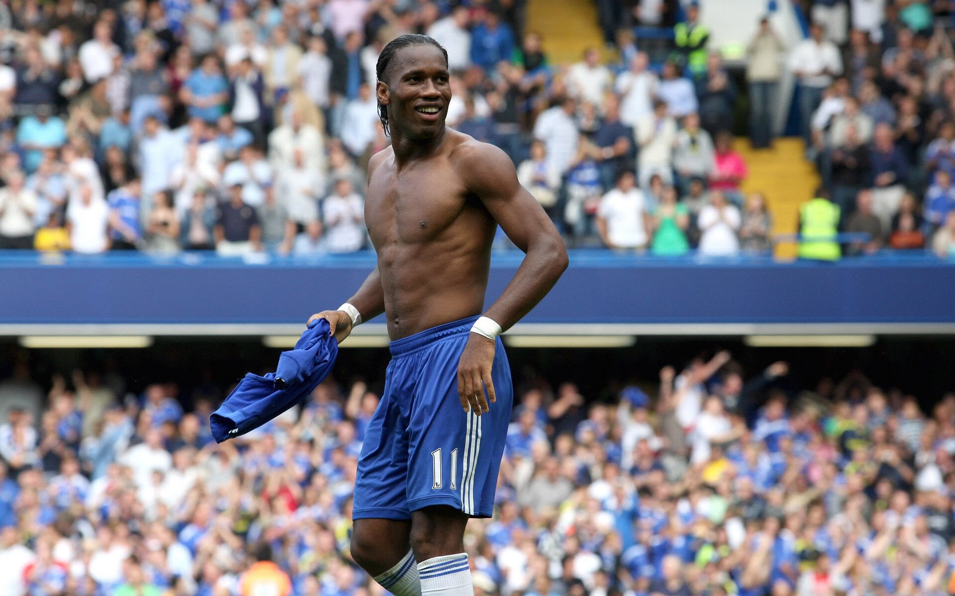 拜仁门将诺伊尔再现世界级扑救,诺伊尔在拜仁的地位